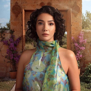 Айбюке Пусат в роли Мелек Оздел — сериал Преемник: зов предков