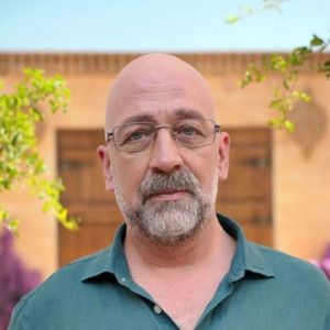 Умит Чирак в роли Хильми Оздел — сериал Преемник: зов предков