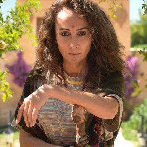 Сезин Бозаджи в роли Безумная Севде — сериал Преемник: зов предков